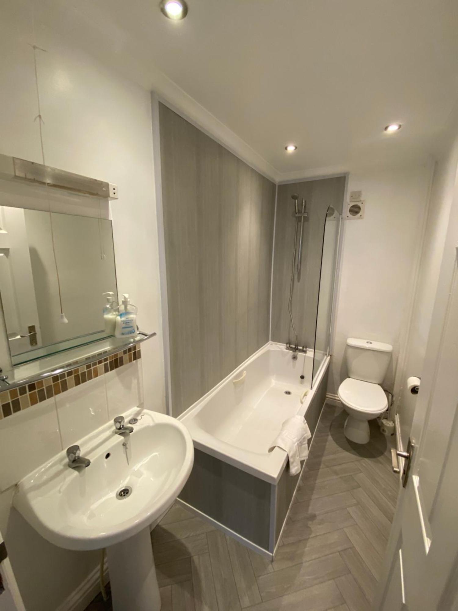 Flex Lets - Azalea Terrace Apartment *
